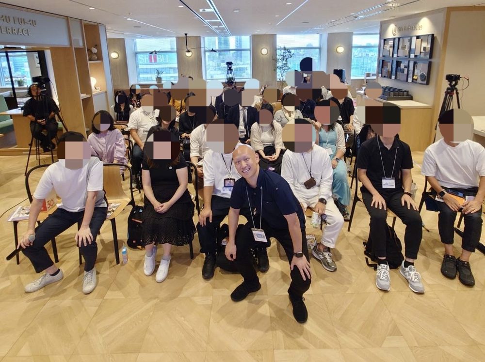 積水ハウスのセミナー会場で、聴講者と並んで撮った集合写真